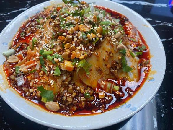 蒜泥白肉 Sliced pork & Garlic & red chili sauce